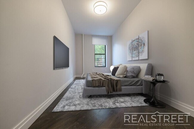 Building Photo - NEWLY RENOVATED 3 BED 2 BATH APT in Brookl...