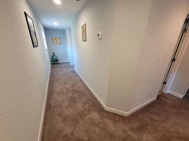 Building Photo - Beautiful & Spacious 4 bedroom, 2.5 bath h...