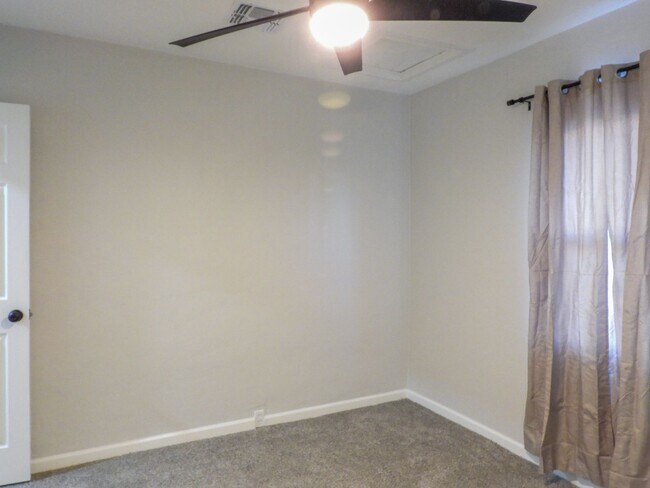 Building Photo - Close to Downtown 3 Bed 2 Bath with Fenced Backyard