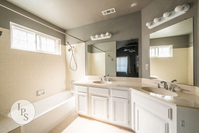 Building Photo - WoodWard Lake Home, 3BR/2.5BA, Built 1986 ...