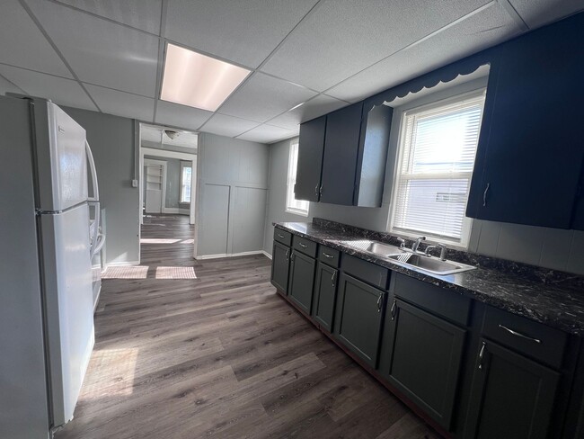 Building Photo - Bright Upper Two Bedroom Unit! Recently Remodeled!