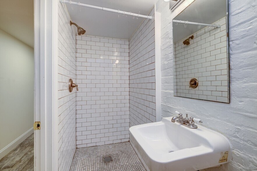 Basement Floor - Full Bathroom - 237 11th ST SE