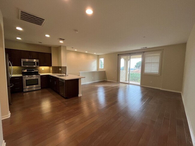 Building Photo - Upgraded 2+2 townhome, equipped w/all appl...