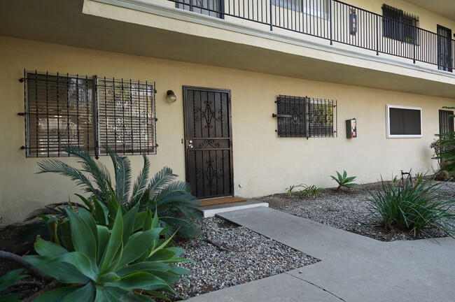 Building Photo - 1bd/1ba Spacious & Downstairs Apartment in...