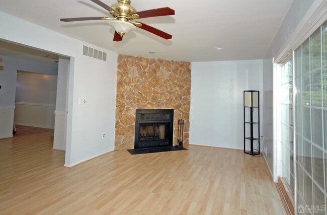 Building Photo - 48 Astor Ct