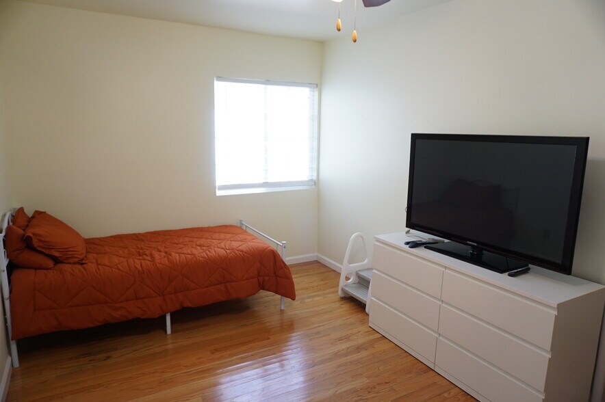 Building Photo - 8533 Woodley Ave