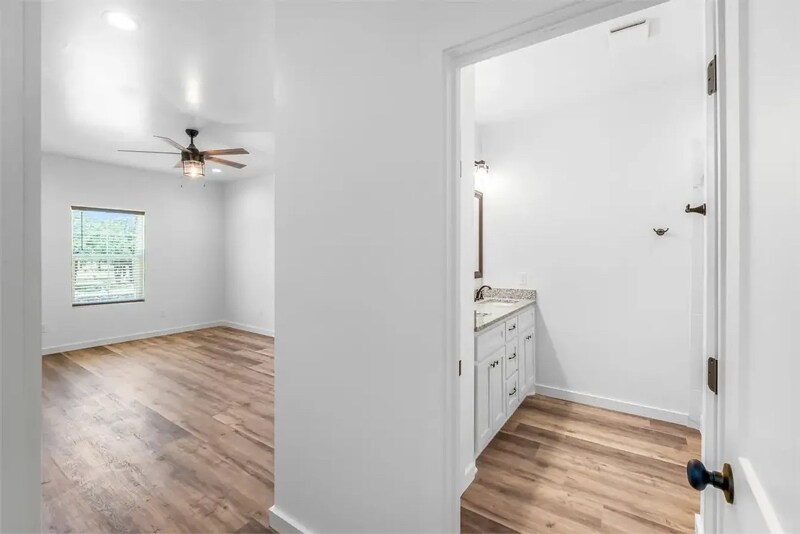 Building Photo - 1540 W Long