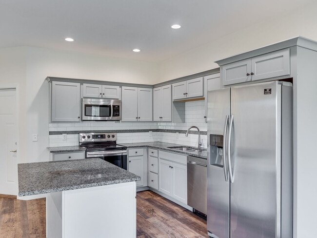 Building Photo - 3 BR Townhome