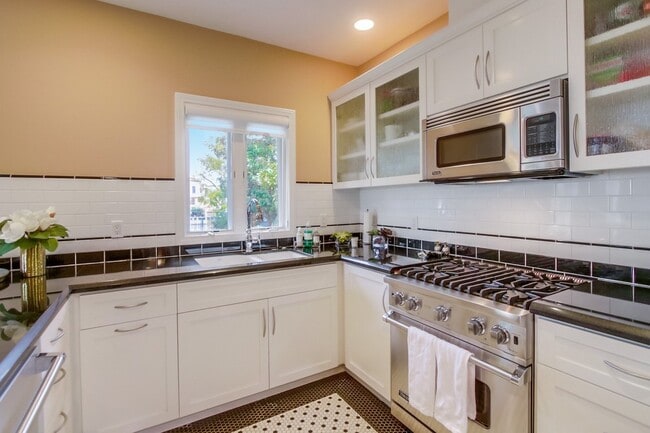 Building Photo - 2455 Presidio Dr
