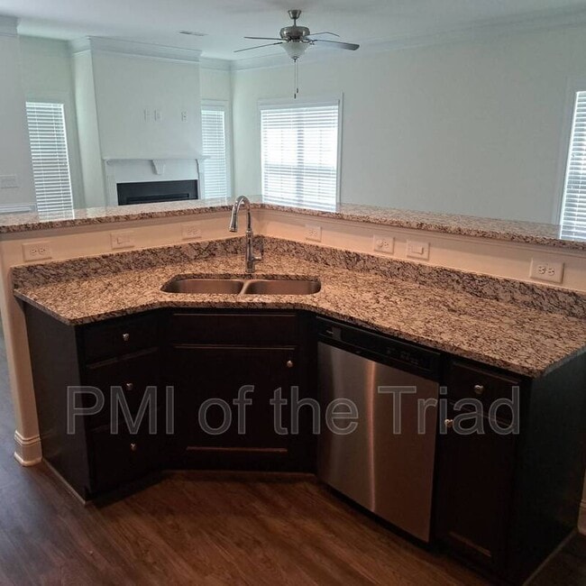 Building Photo - 811 Silver Leaf Dr