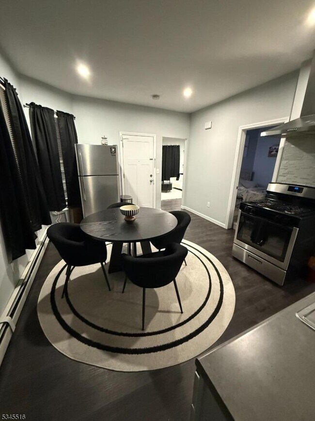 Building Photo - 124-126 Keen St