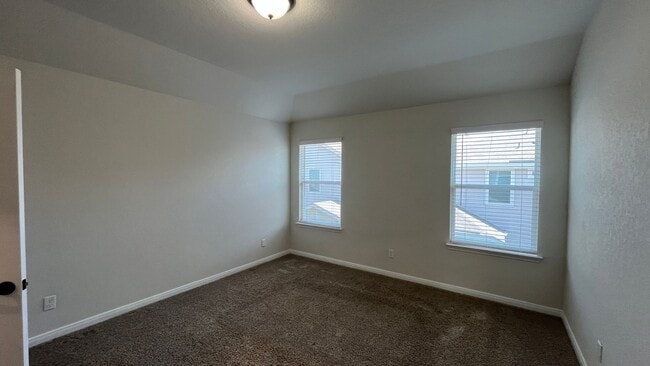 Building Photo - Lynwood Village Townhome - Move-in Ready