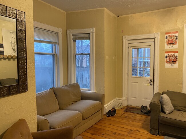 Building Photo - 11 W 14th St