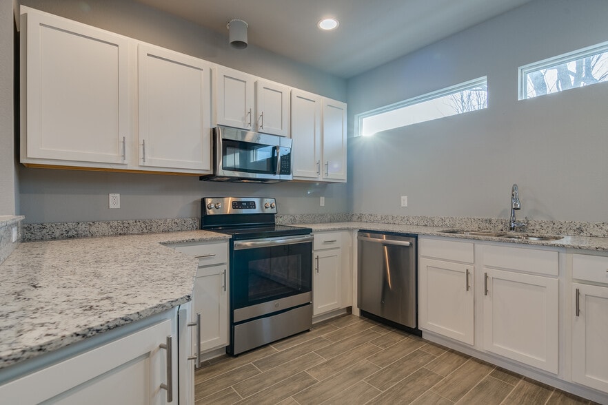 Building Photo - Hog Trough Luxury Townhomes of Fayetteville