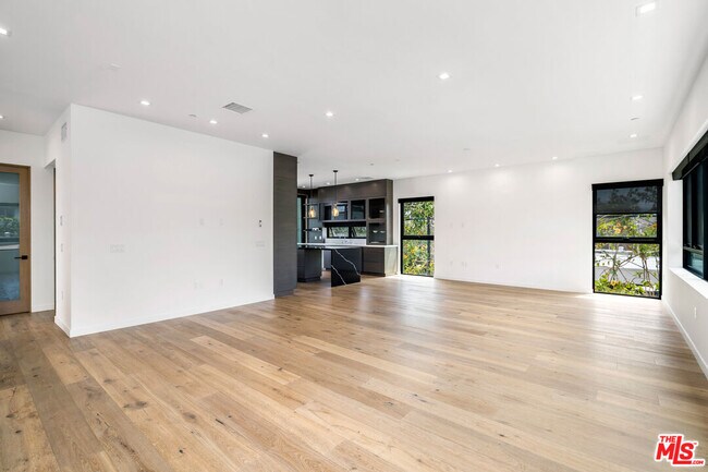 Building Photo - 2017 Barry Ave