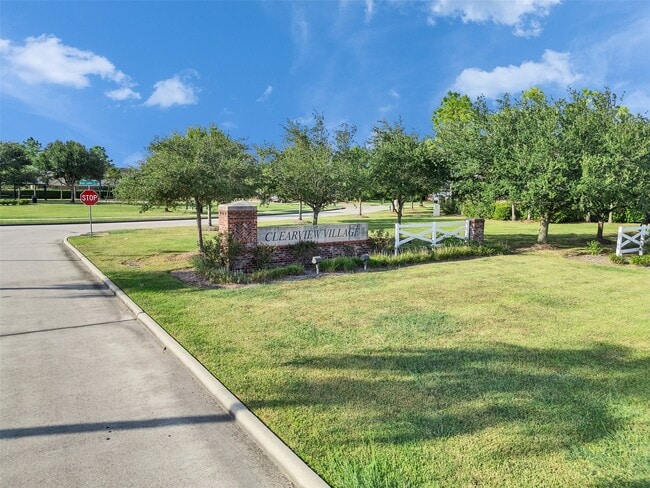 Building Photo - 10914 View Pointe Ln
