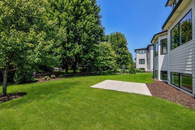 Building Photo - 2447 Sharon Ct