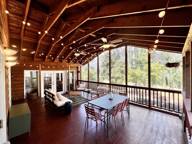 Building Photo - 2228 Meadowvale Dr NE