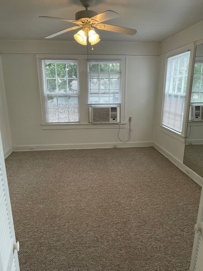 Building Photo - Live on Audubon Park! Top Floor Corner Unit!