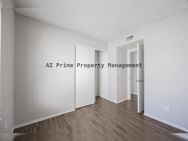 Building Photo - 619 E Jensen St