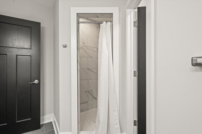 Building Photo - Short Term Only