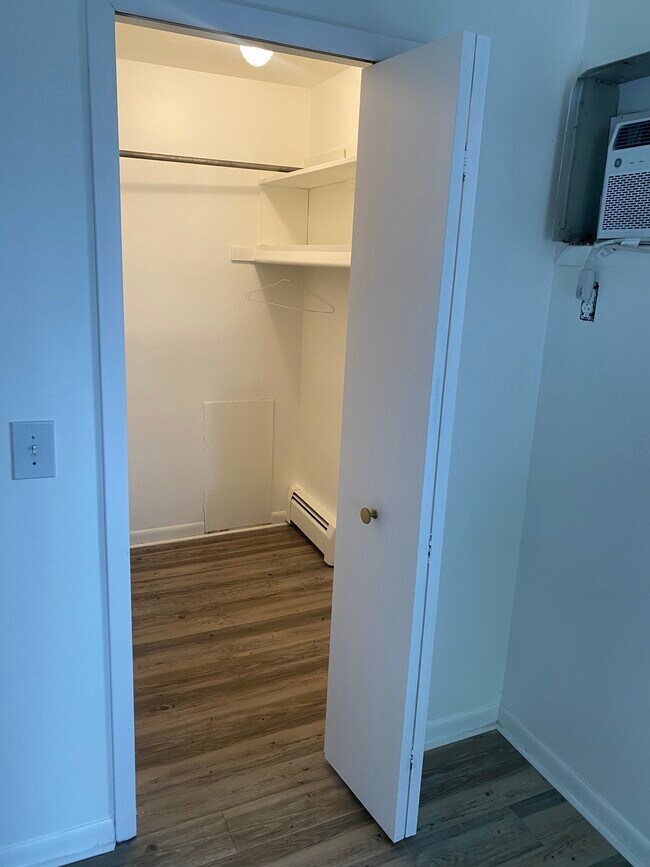 Building Photo - 719 E Walled Lake Dr