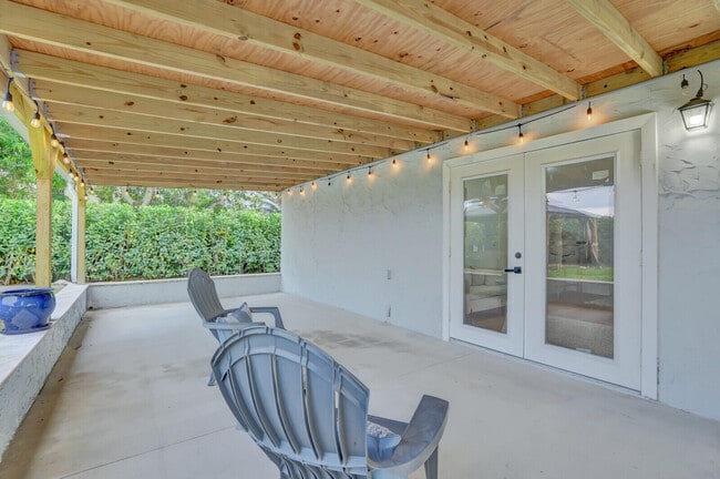 Building Photo - 727 Fernwood Dr