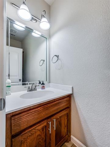 Building Photo - 2209 Highland Villa Ln