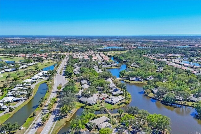 Building Photo - New Listing in The Plantation - 3BD/2BA/2CG Lakefront