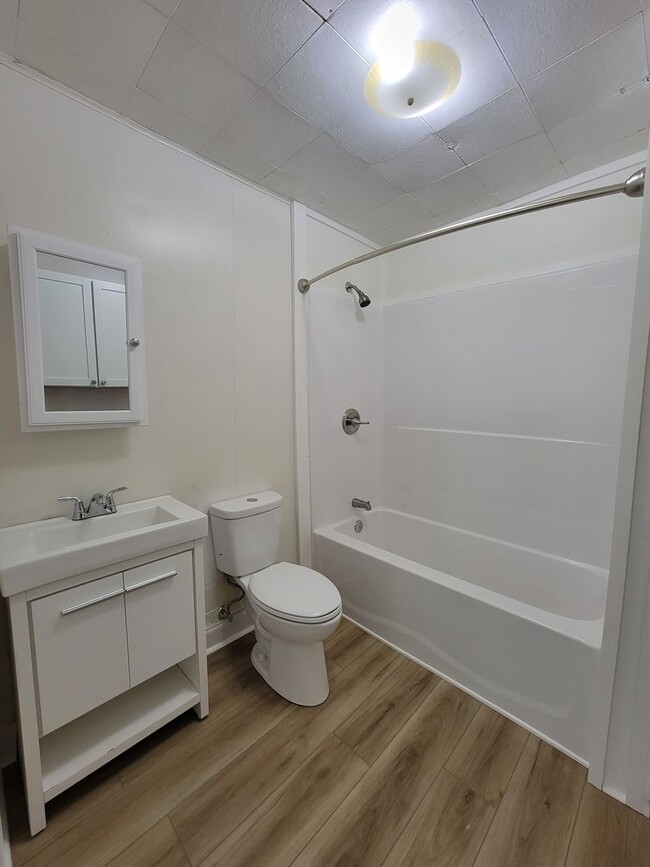 Building Photo - 3 Bedroom, 1 Bath, Section 8 Approved & Av...
