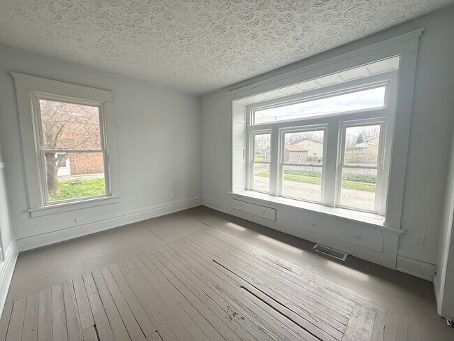 Building Photo - 343 Cedar Ave