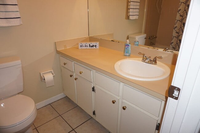 Building Photo - 3 Bedroom 2 Bathroom with Bonus Room