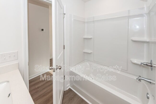 Building Photo - 4633 Forest Hills Dr