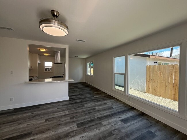 Building Photo - Cozy 2 bedrooms house + 1 bath.  Newly upg...