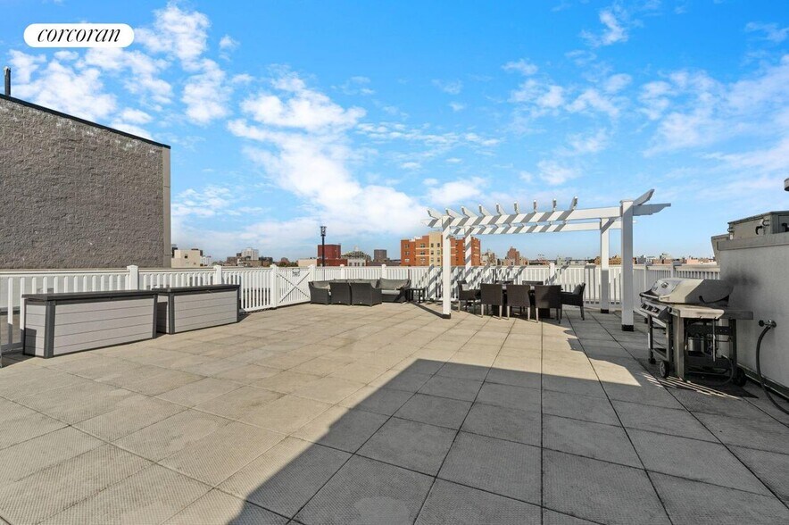 Building Photo - 21-17 31st Ave