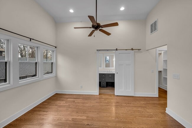 Building Photo - 921 Hillview Heights