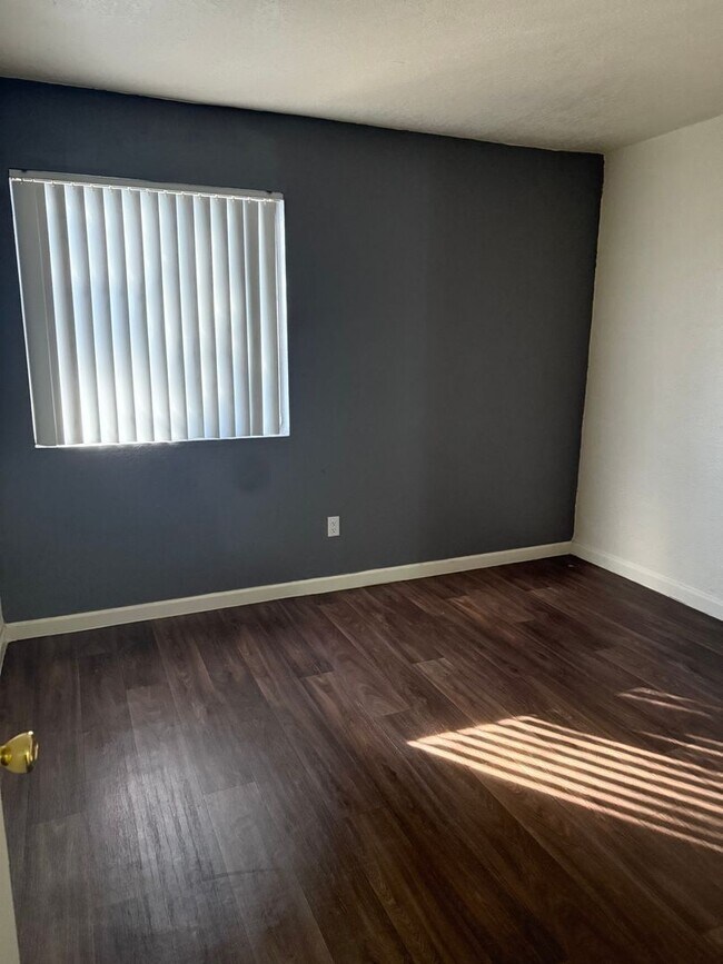 Building Photo - 1/2 off move in special! Large 2 bedroom i...