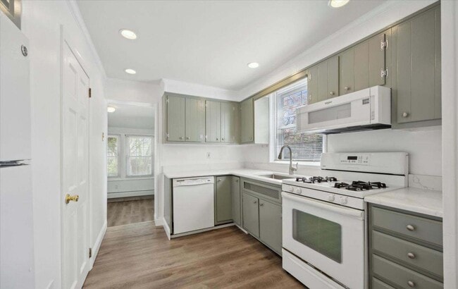 Building Photo - right and spacious 4-bedroom