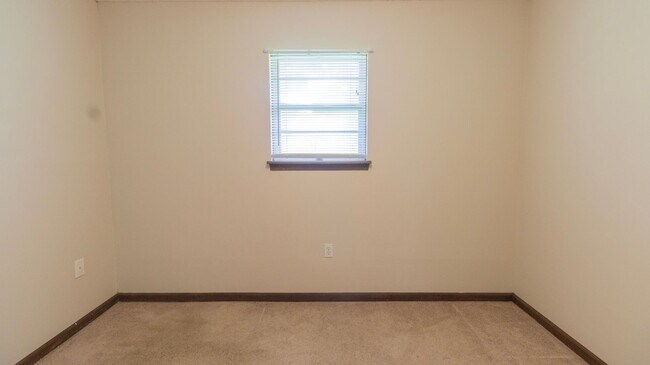 Building Photo - 613-615 Pear Tree Circle