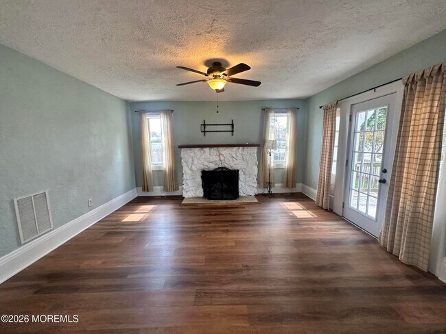 Building Photo - 4 Spring St