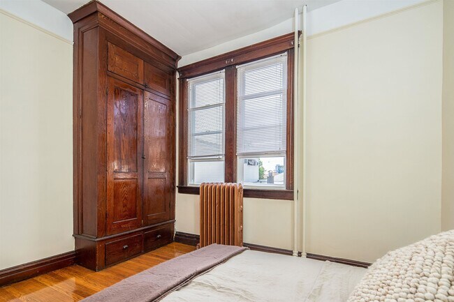 Building Photo - 6415 Bergenwood Ave