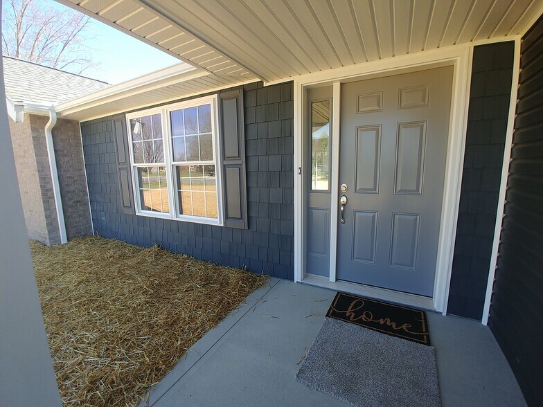 Building Photo - 1421 W Todd Ln