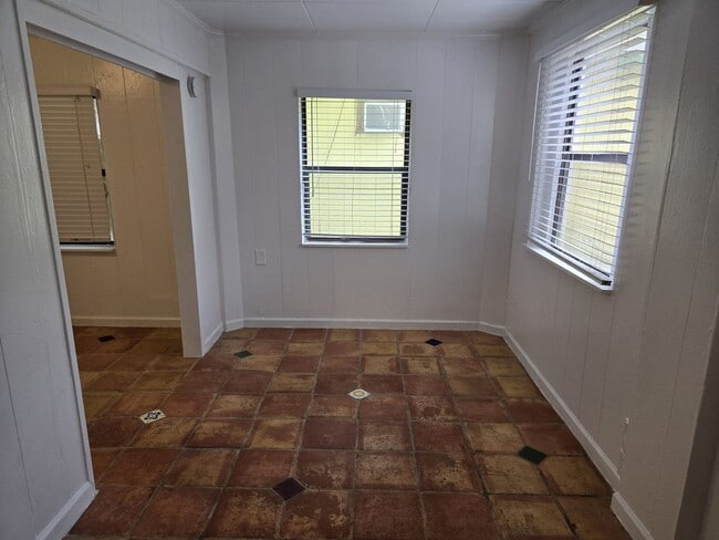 Building Photo - 315 Pine Terrace