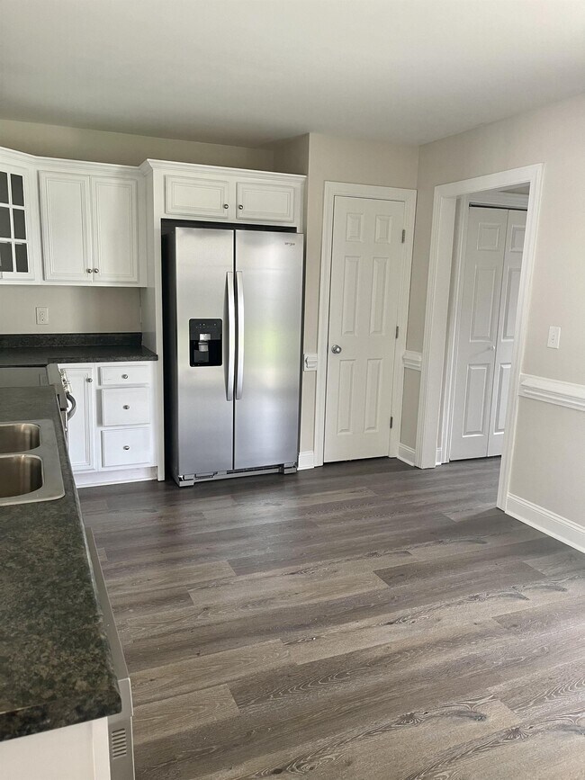 Building Photo - 2055B Cambria Dr