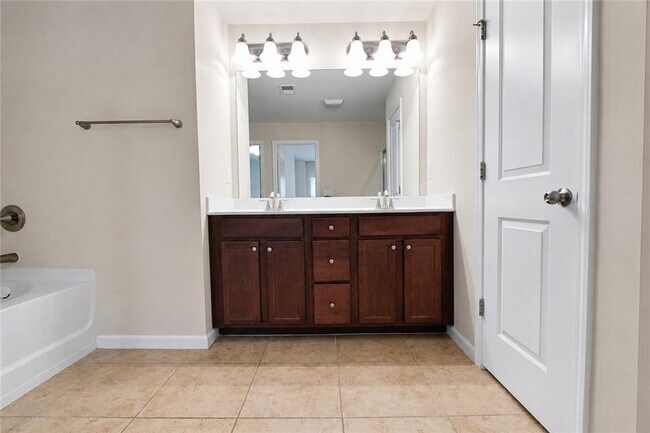 Building Photo - 2132 Greencrest Cir