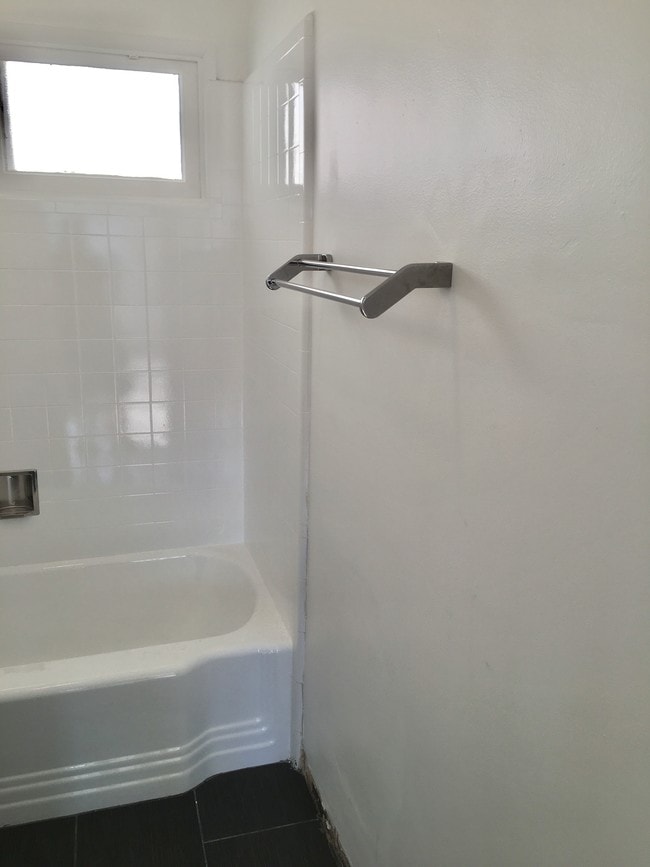 Bath room - 3466 Glendon Ave