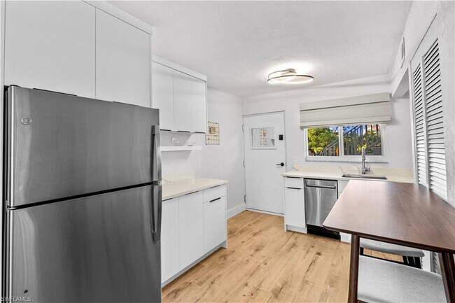 Building Photo - 377 Vanderbilt Beach Rd