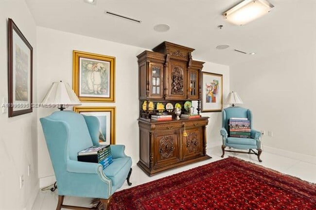 Building Photo - 1000 Venetian Way