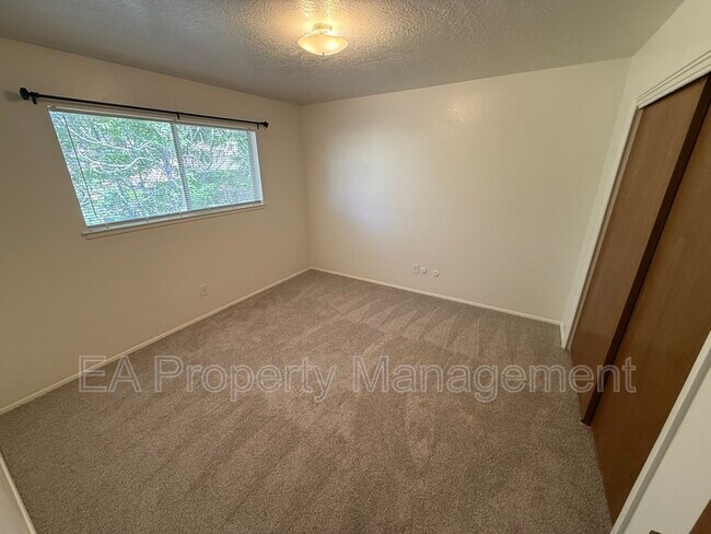Building Photo - 2516 Chelwood Park Blvd NE