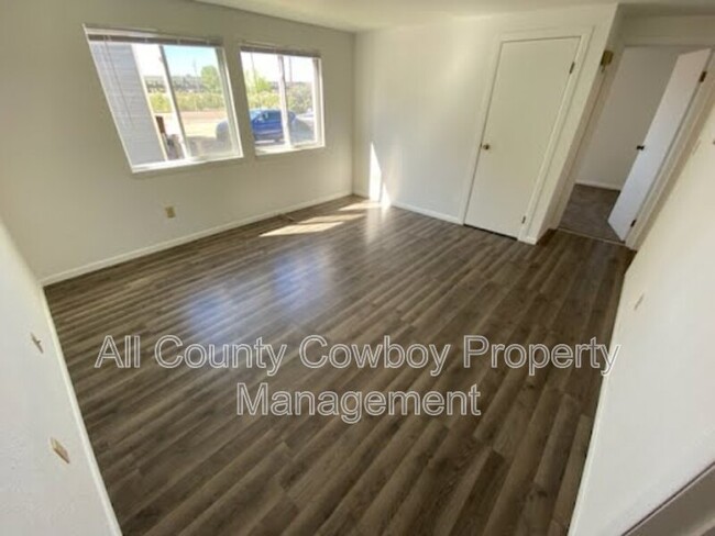 Building Photo - 527 Spring Creek Dr